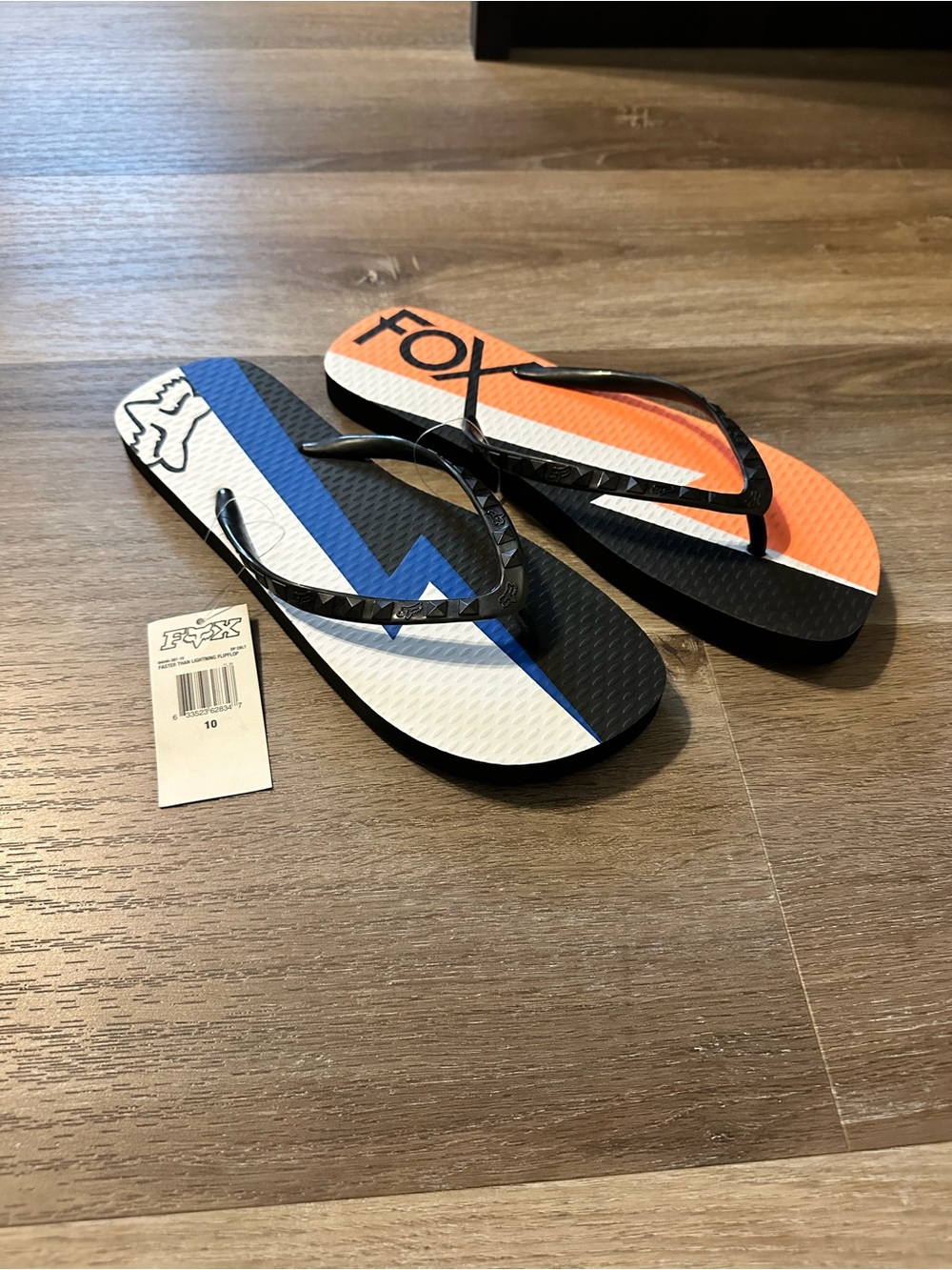 FOX NWT Women’s Flip Flops – Size 10 – Black Straps – Logo Design